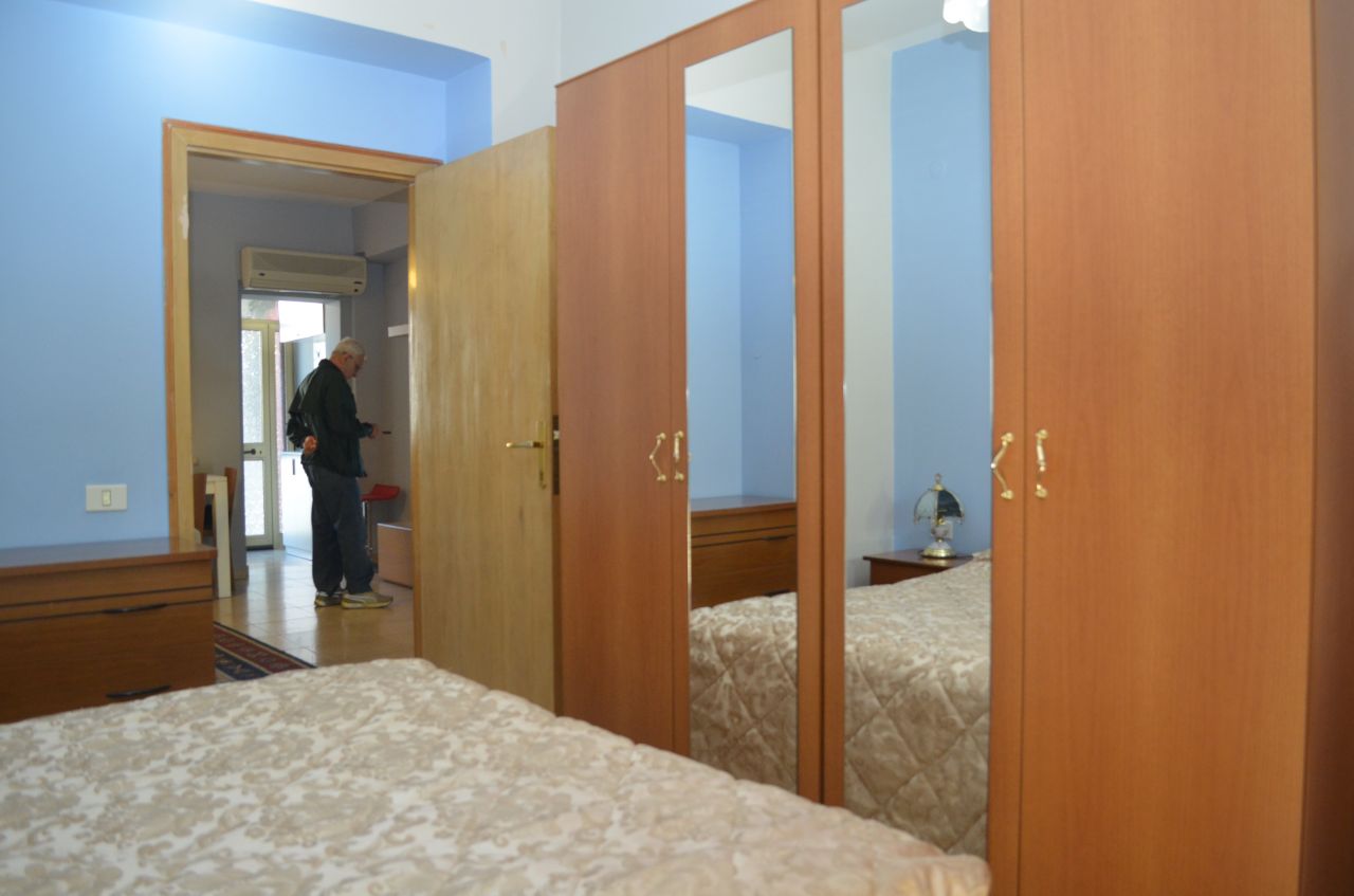 Apartament me nje dhome gjumi dhe me kopesht me qira ne Tirane 