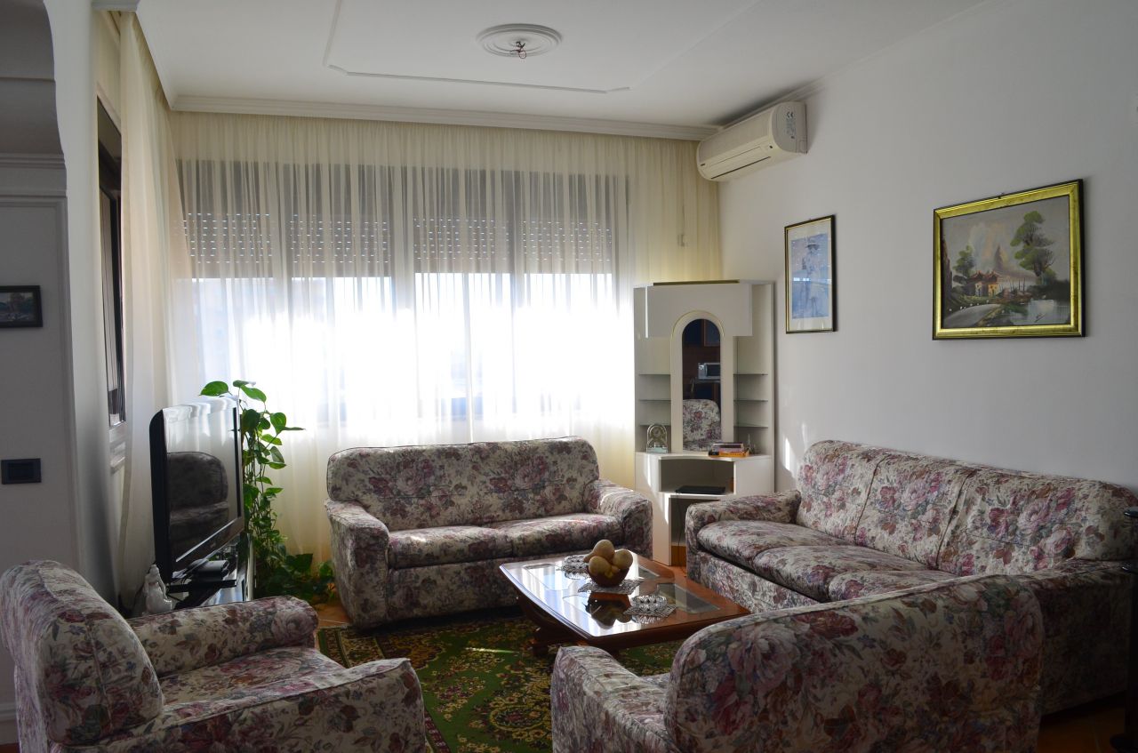 Apartament me Tre Dhoma Gjumi me Qira ne Zonen e Bllokut Tirane