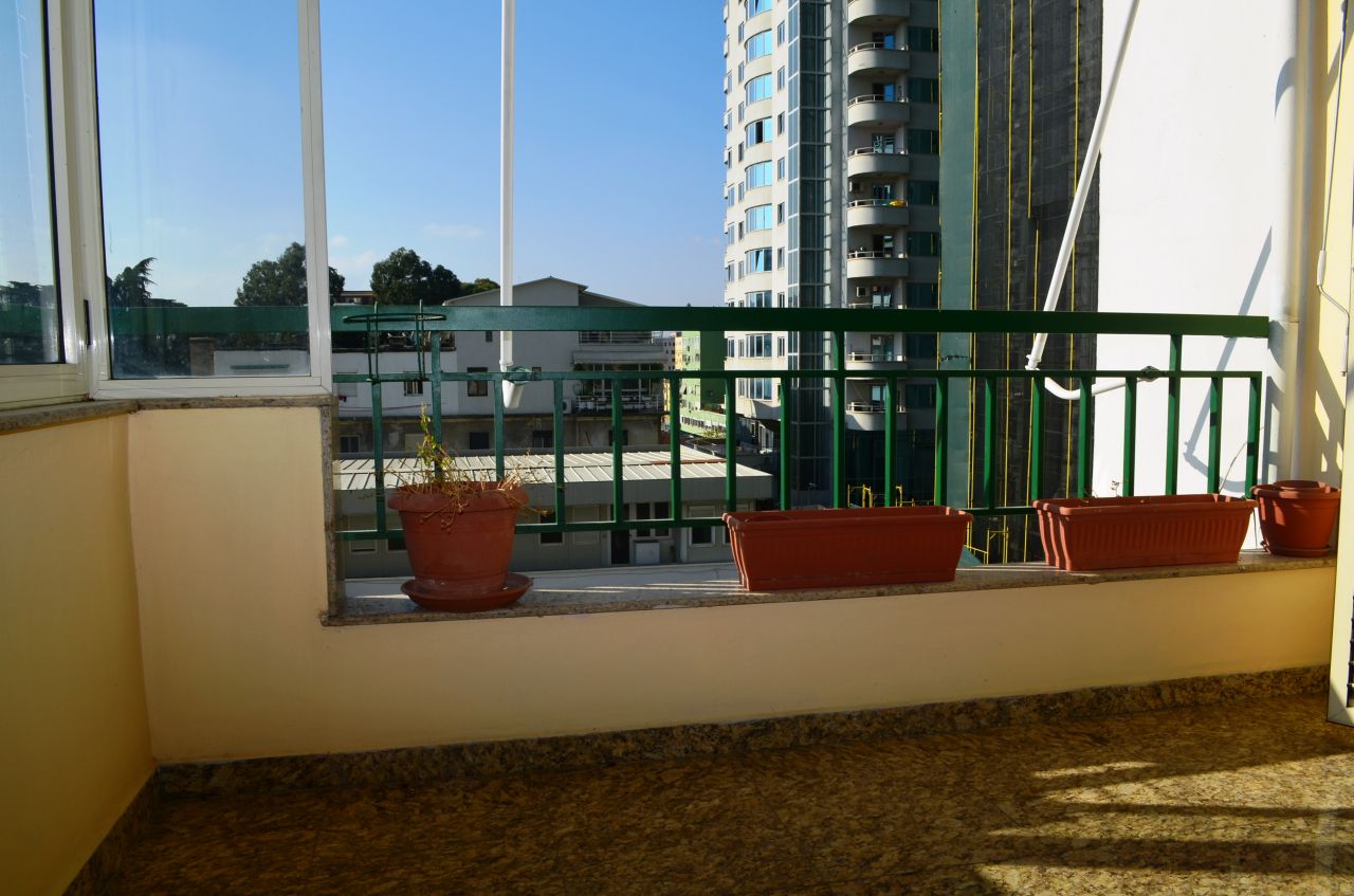 Tre camere da letto appartamento in affitto vicino alla principale Bulevard a Tirana Albania in ottime condizioni