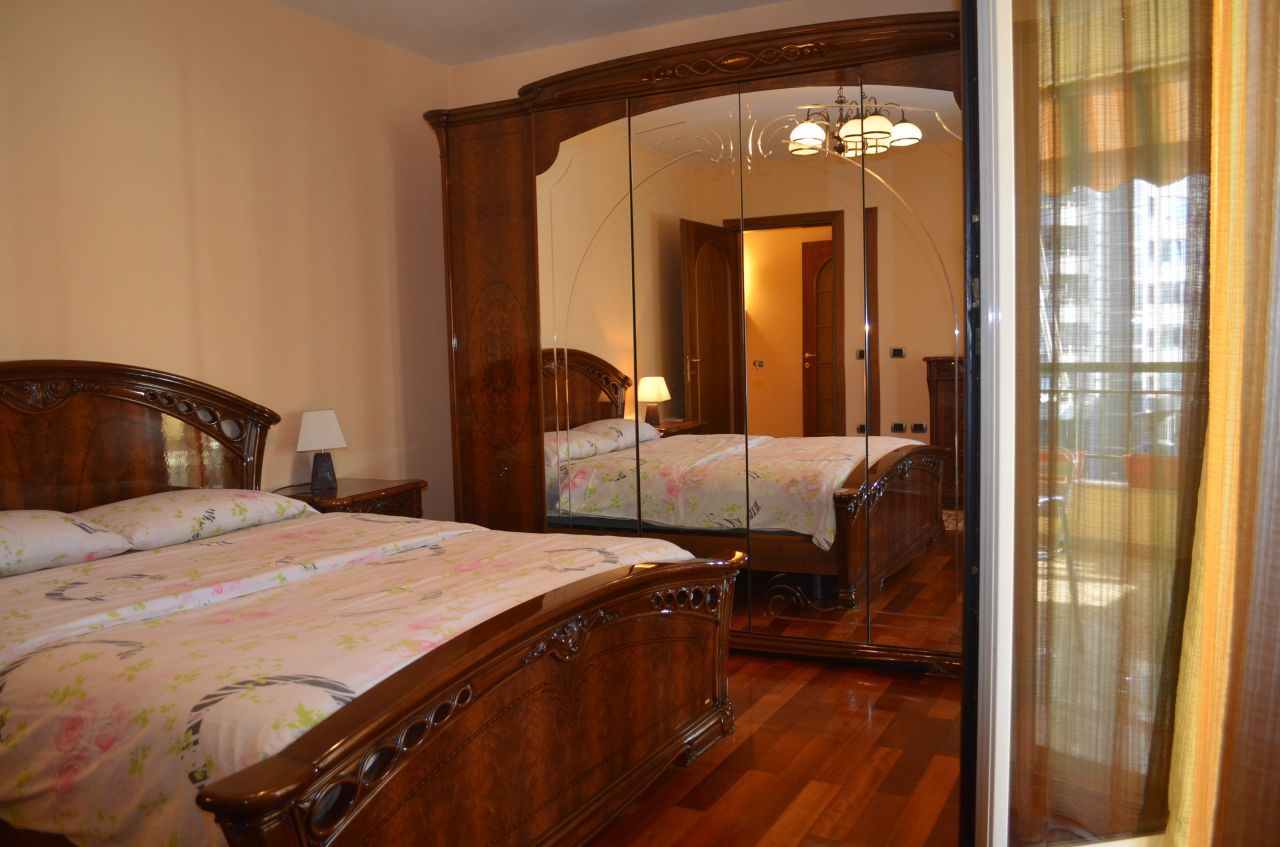 Tre camere da letto appartamento in affitto vicino alla principale Bulevard a Tirana Albania in ottime condizioni