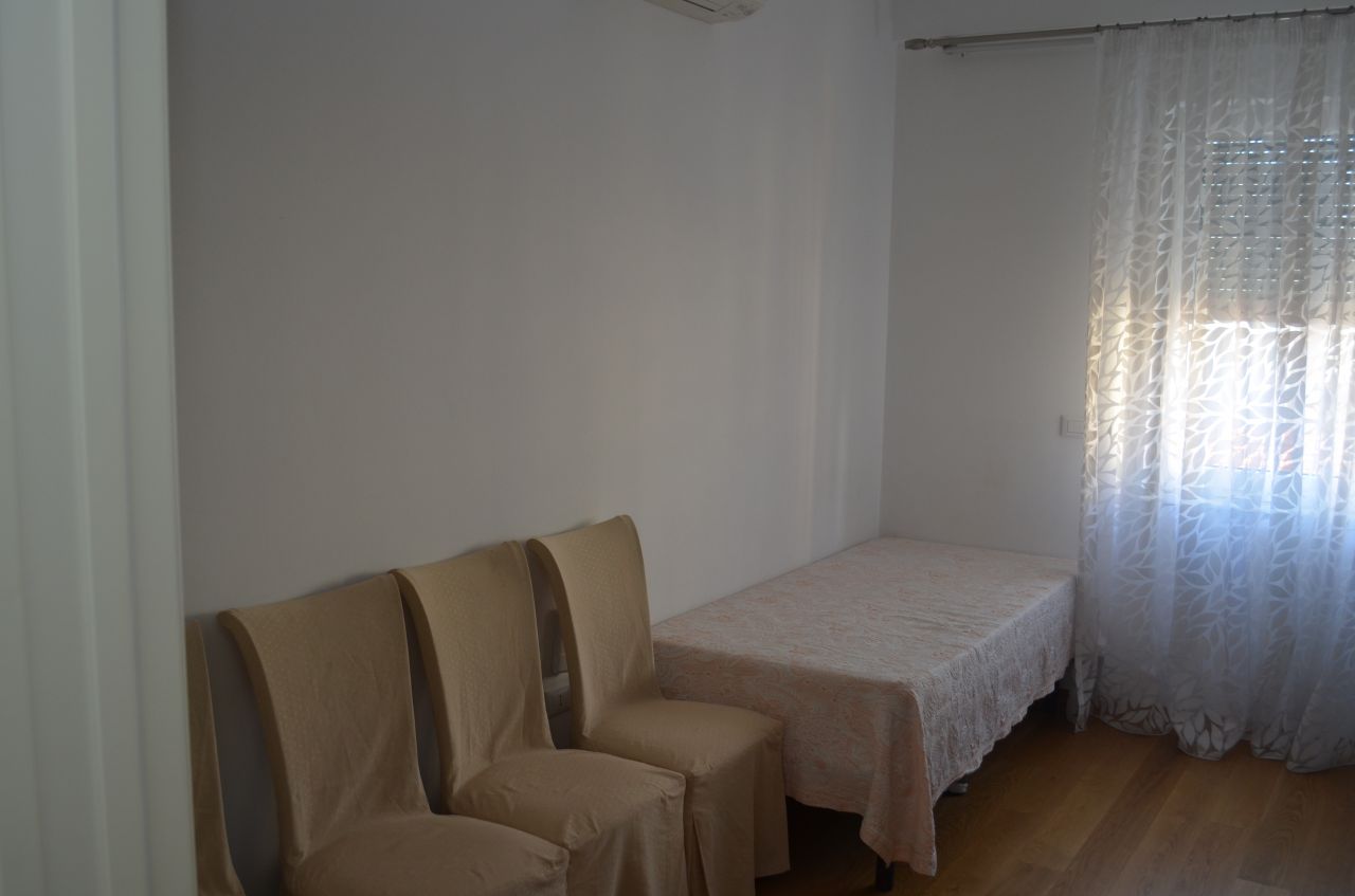 Appartamento in affitto a Tirana con due camere da letto in buone condizioni e completamente arredato.