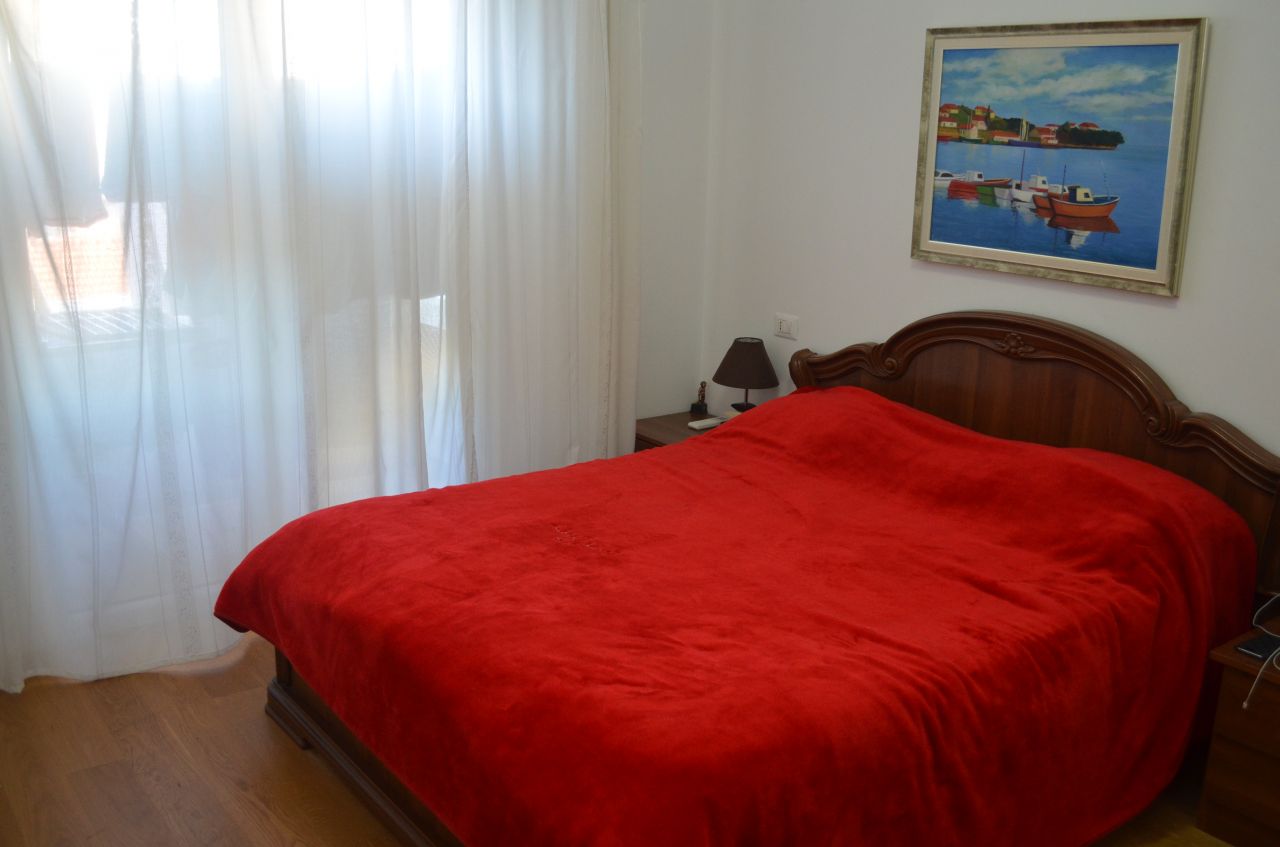 Appartamento in affitto a Tirana con due camere da letto in buone condizioni e completamente arredato.