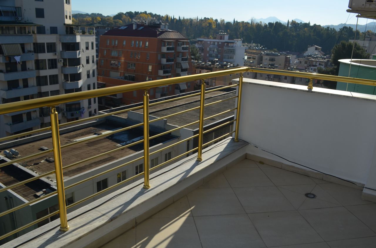 Ky apartament me dy dhoma gjumi, totalisht i mobiluar, i ndodhur në Zonën Bllokut, në Tiranë, është për qera.