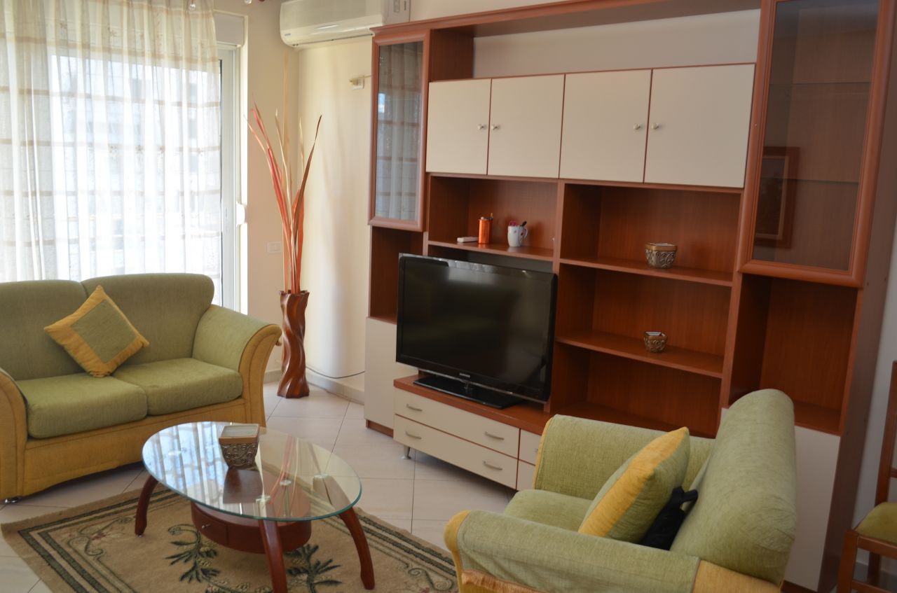 Ky apartament me dy dhoma gjumi, totalisht i mobiluar, i ndodhur në Zonën Bllokut, në Tiranë, është për qera.