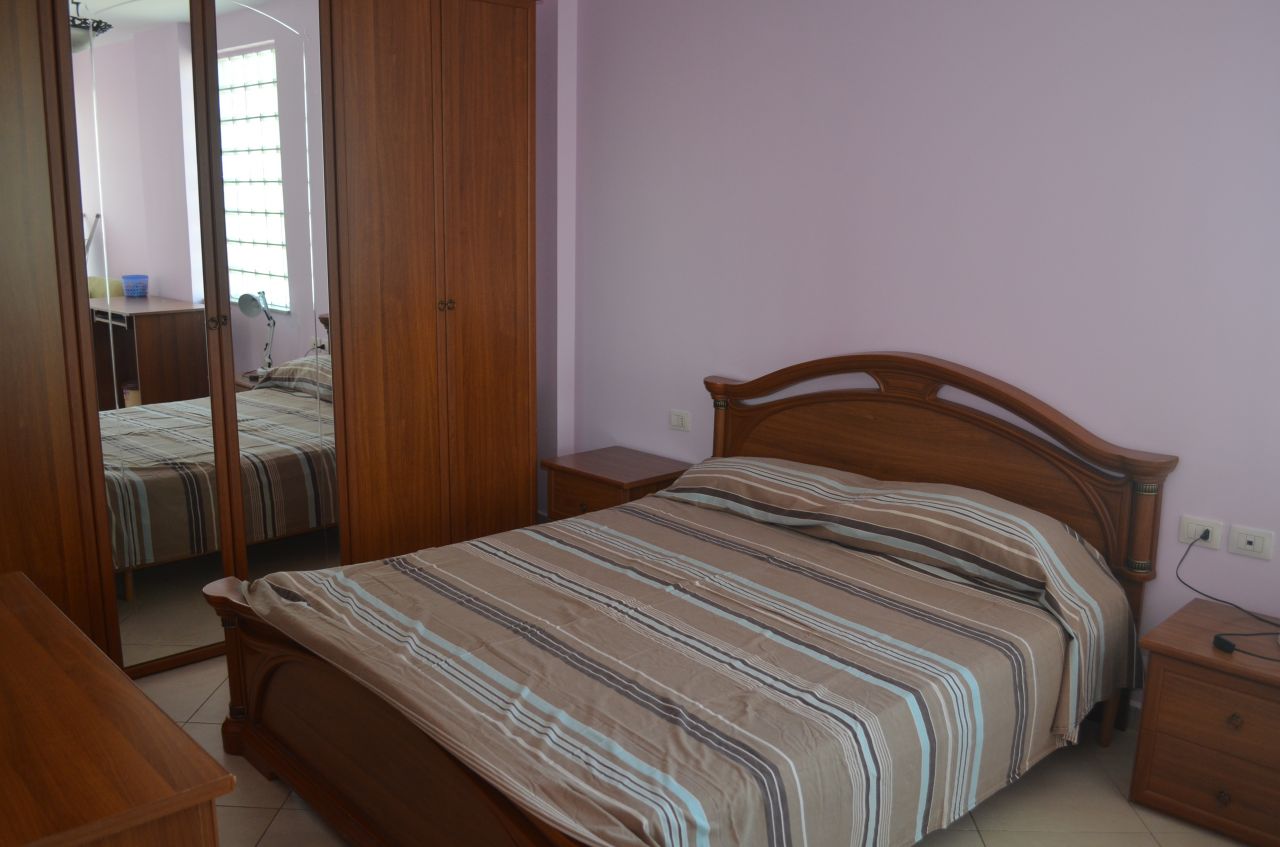 Questo appartamento con due camere da letto completamente arredato situato in Blloku Area a Tirana è in affitto