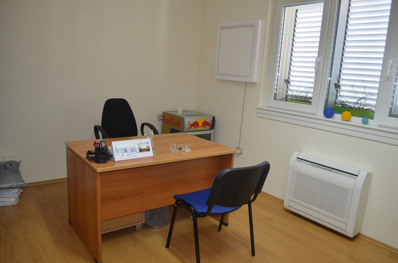 Ufficio in affitto a Tirana, vicino al centro della città. Grande spazio.