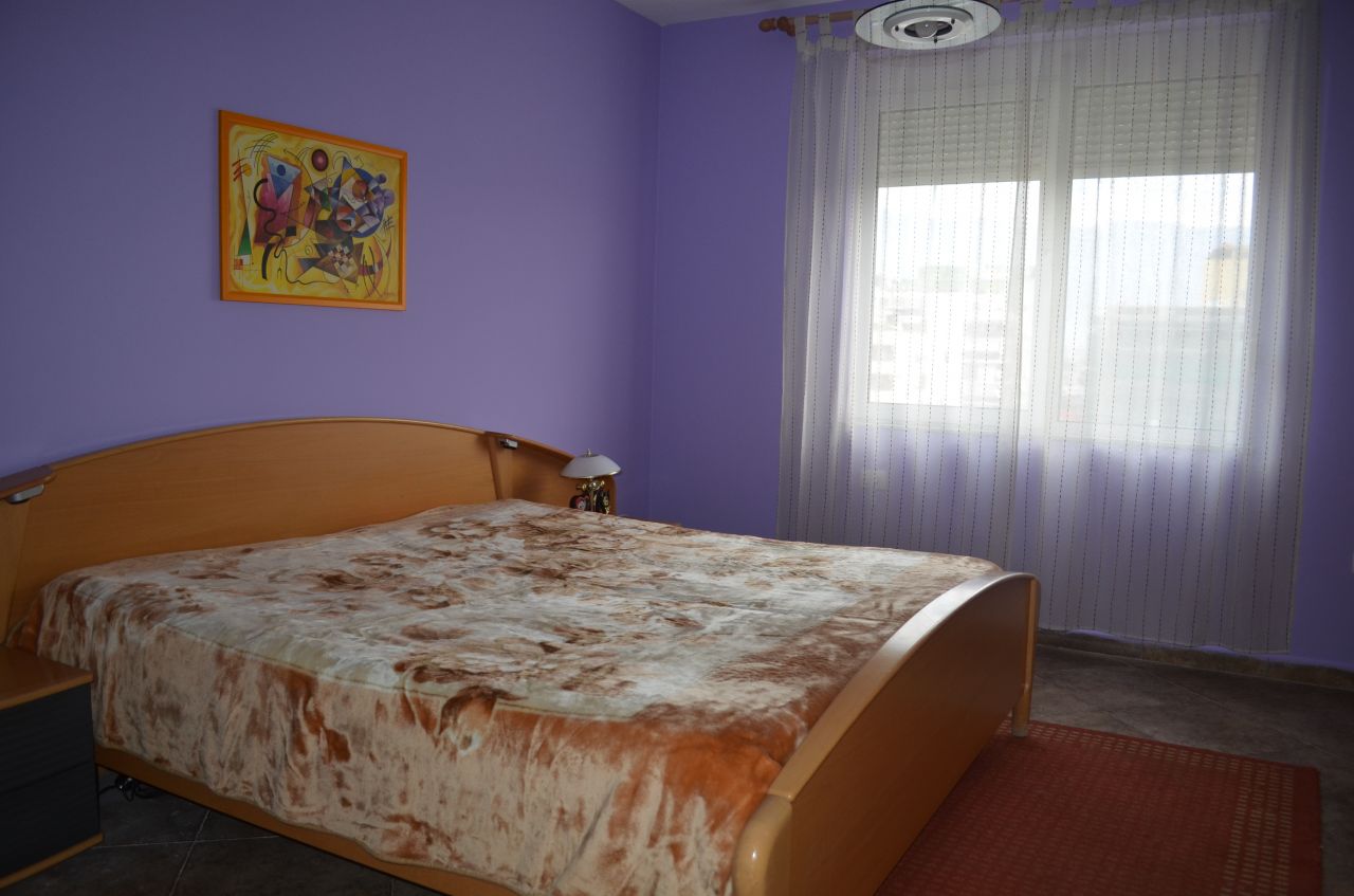 Appartamento in affitto a Tirana Blloku Area con due camere da letto e due balconi