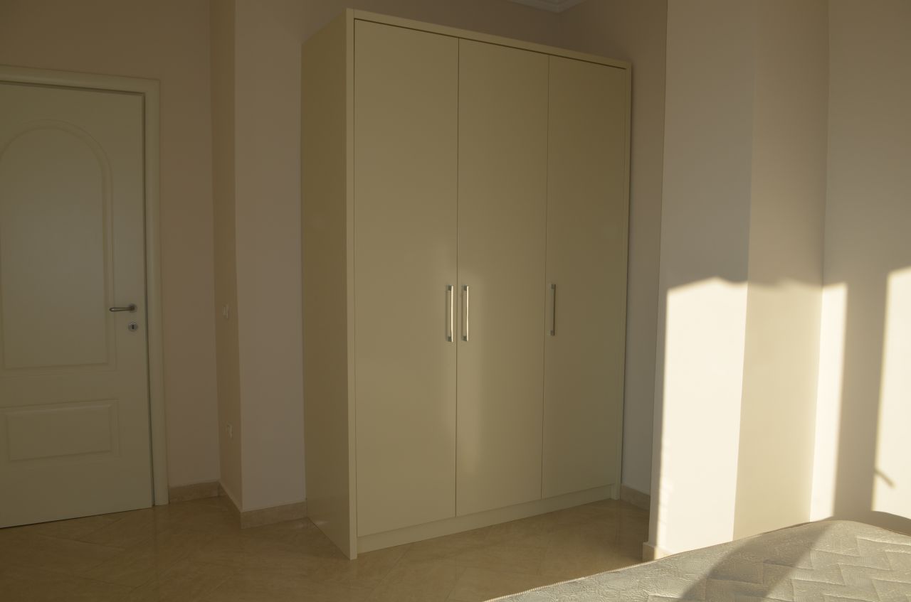 Appartamento in affito a Tirana con due camere da letto aredatto