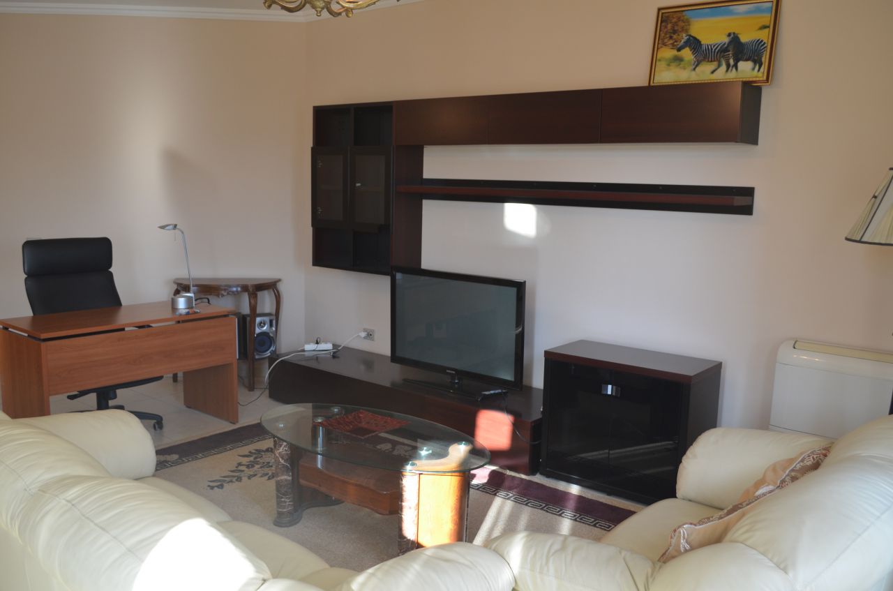 Appartamento in affitto a Tirana con due camere da letto. Completamente arredato e in un bel posto per vivere