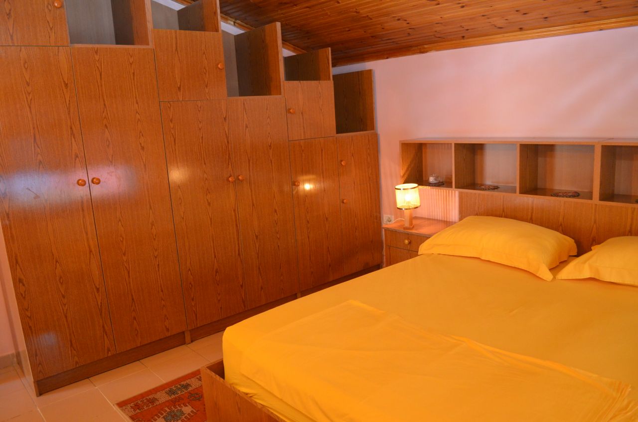 appartamento in affitto a Tirana vicino facoltà economica è al terzo piano di una villa