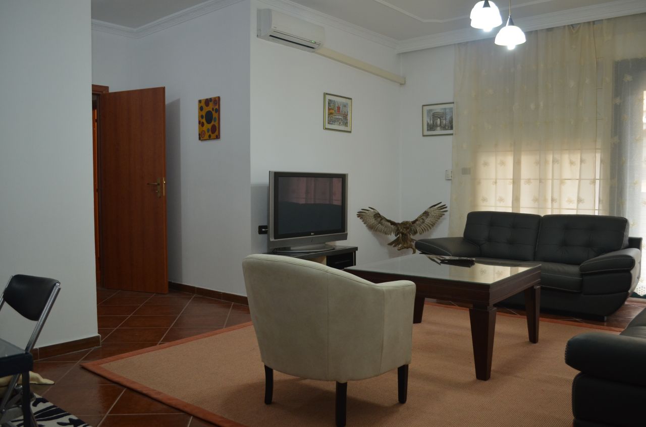 Apartament me qera me dy dhoma gjumi plotesisht i mobiluar, ne bllok ne Tirane
