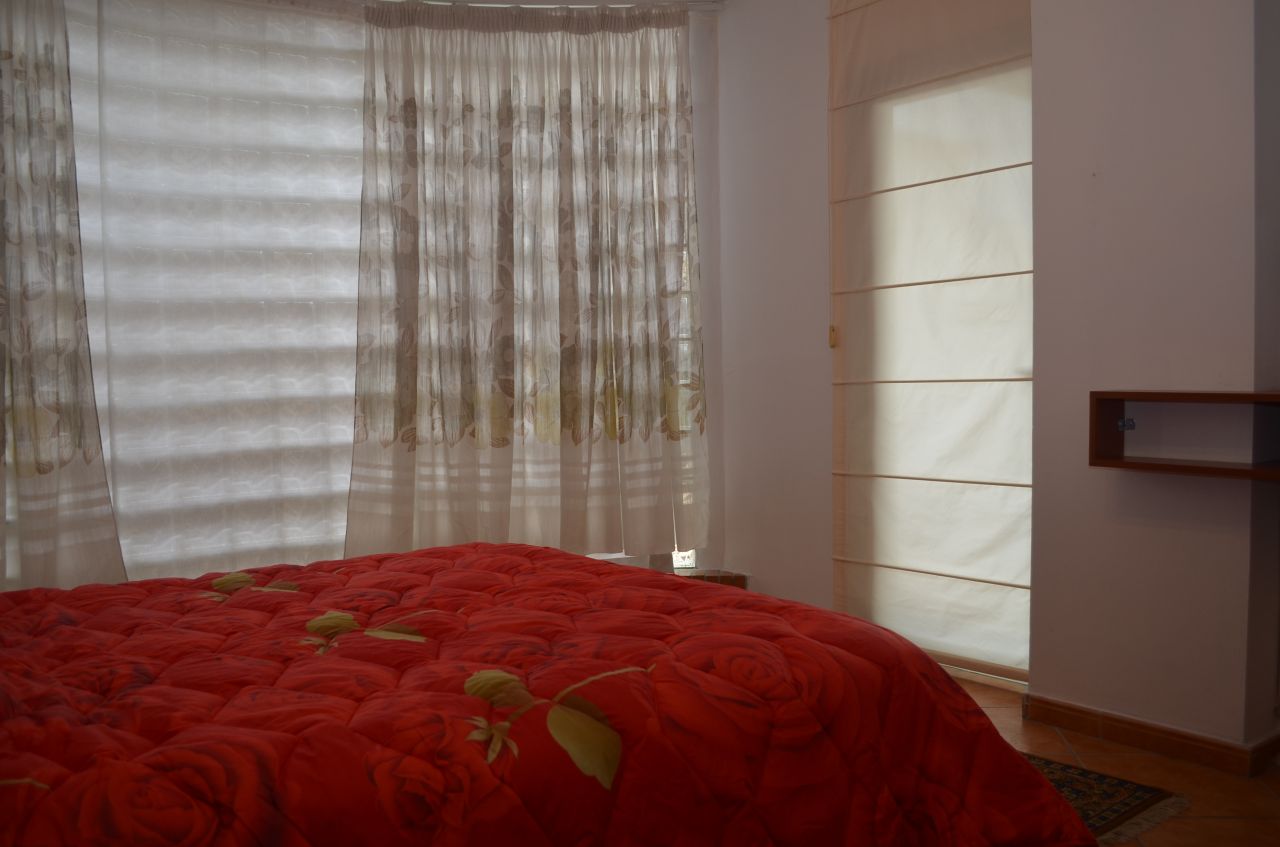 Apartament me qera me dy dhoma gjumi plotesisht i mobiluar, ne bllok ne Tirane