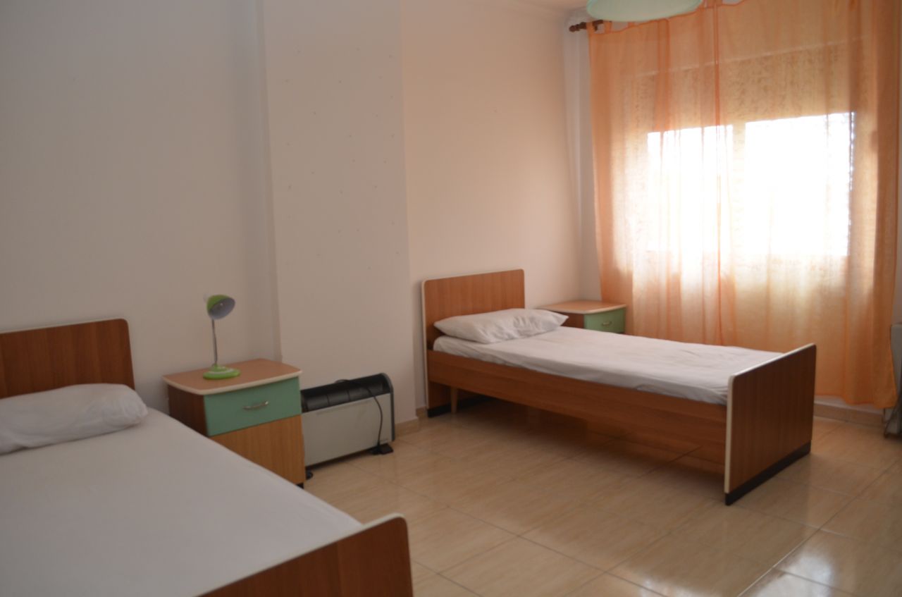 Appartamento in affitto a Tirana con molto buon condizioni con due camere da letto