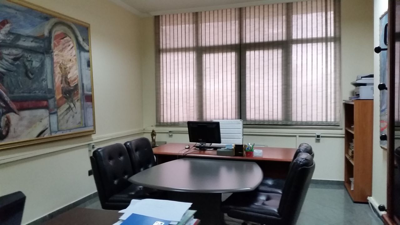 Zyra komode jepen me qera ne Tirane afer Twin Towers