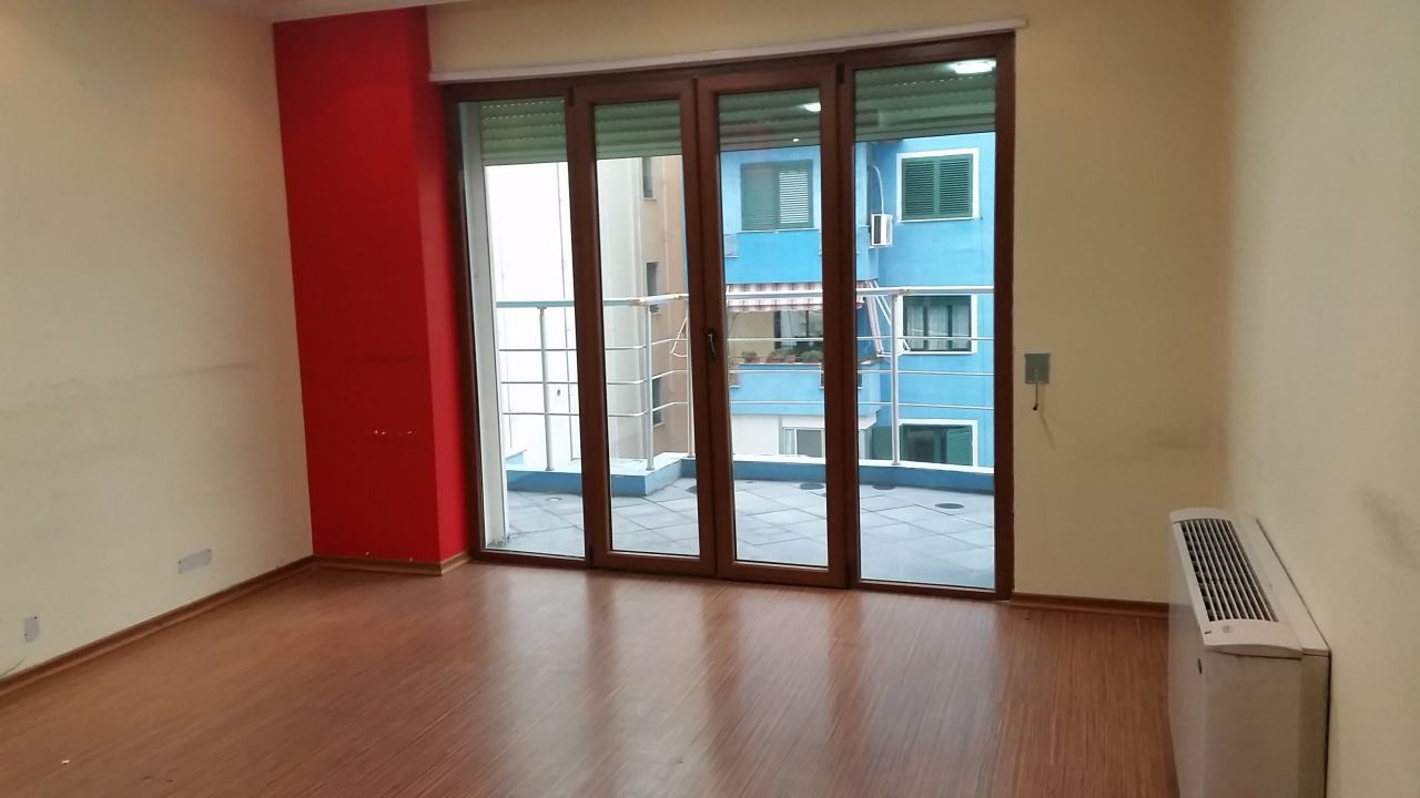 Ufficio in affitto a Via di Kavaja a Tirana
