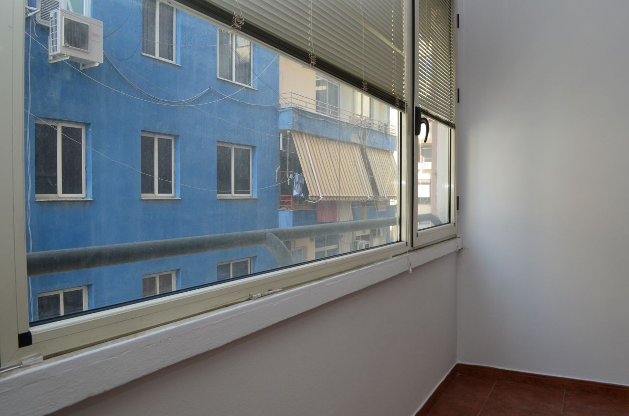 Ambiente per Uffici - nell'area di Bllok, Tirane