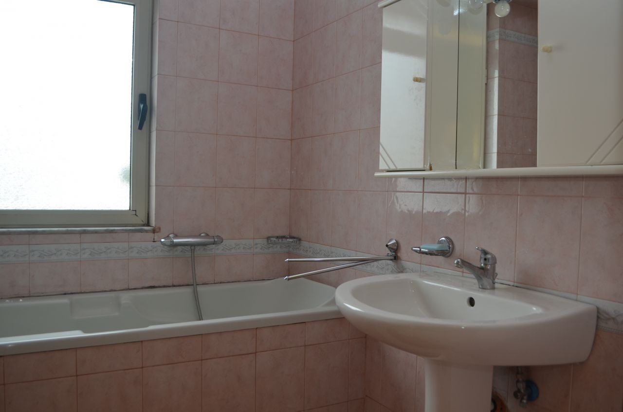 Appartamento in affitto con tre camere da letto  a Tirana. Appartamento in affitto nel Blocco Area