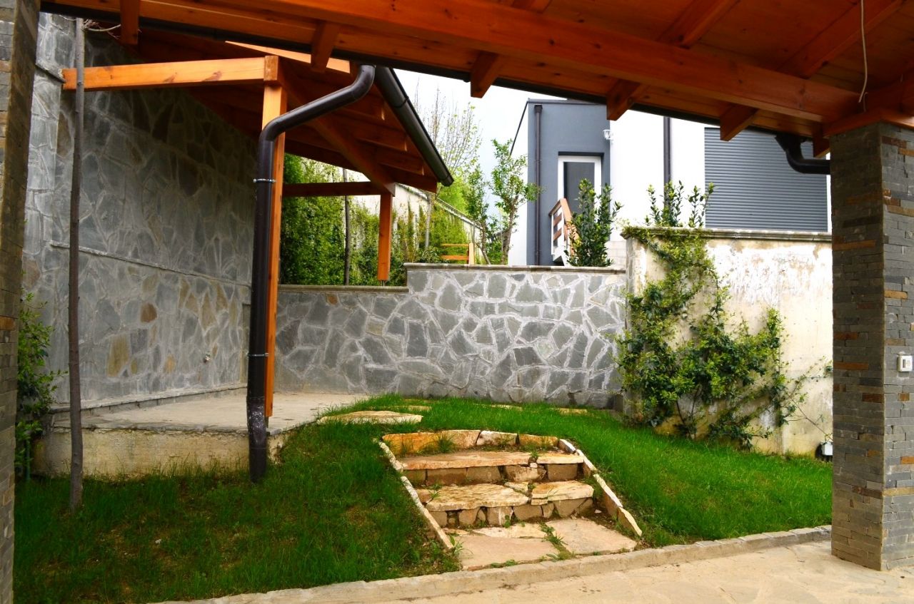Vilë me një kopsht të bukur me qira në Tiranë, Shqipëri