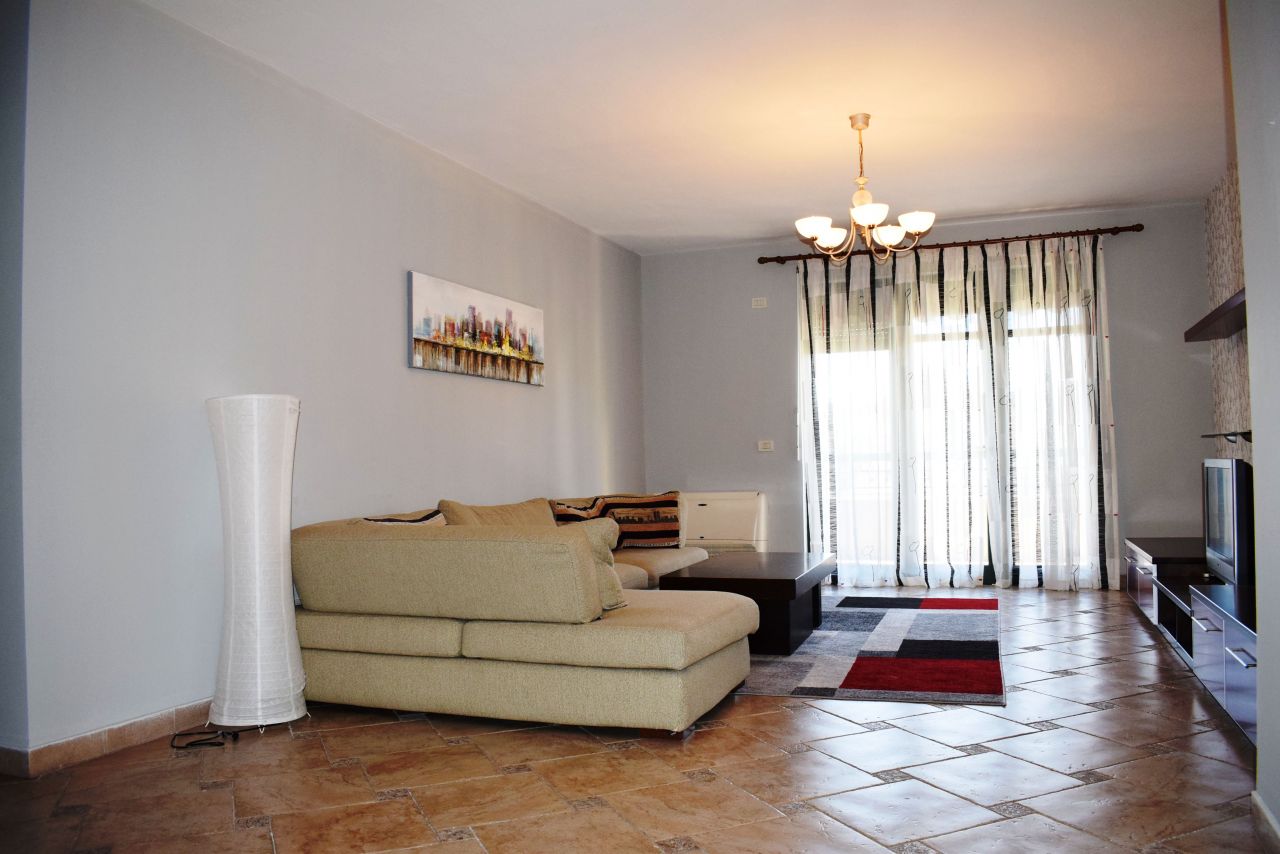 Appartamento comodo con due camere in affitto a Tirana.
