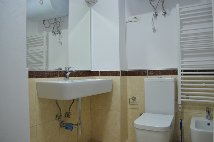 Appartamento moderono con tre camere da letto in affitto a Tirana