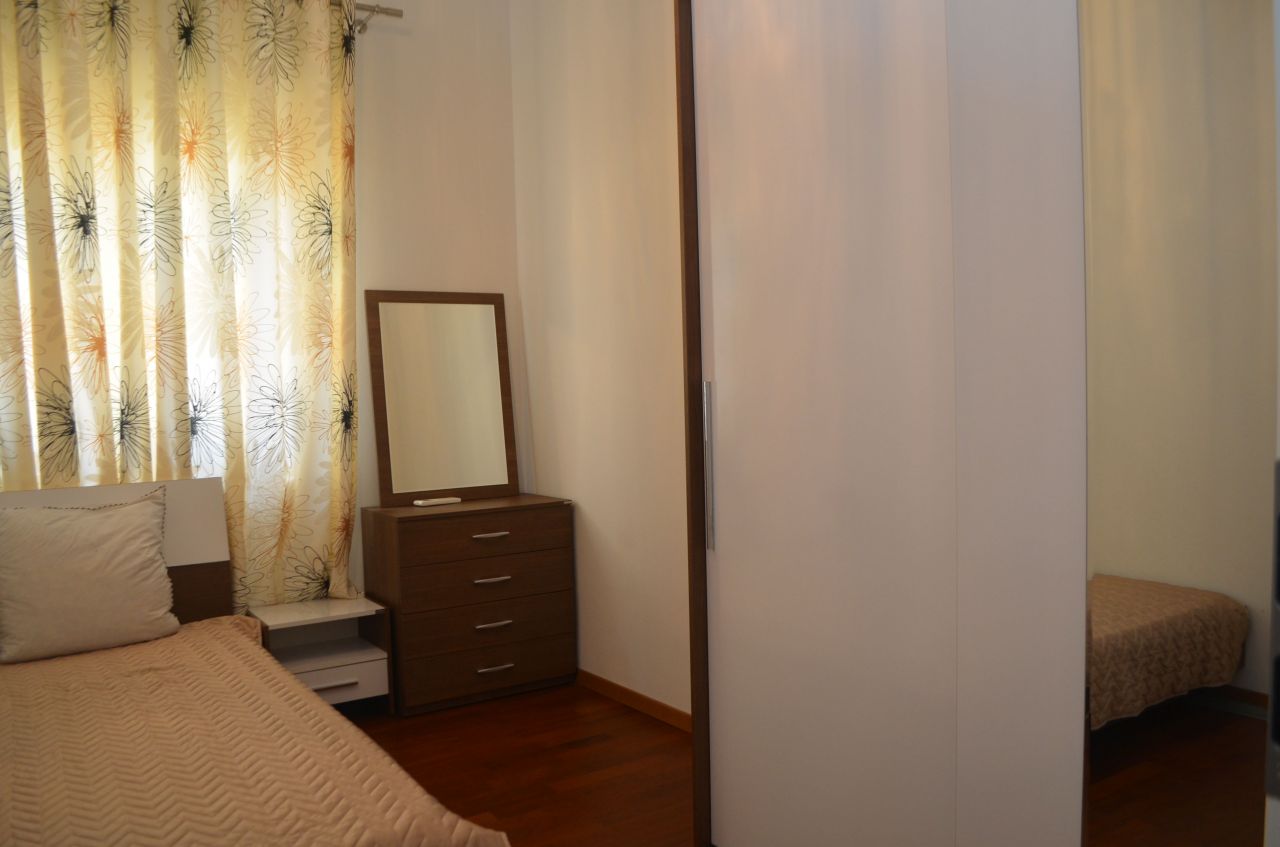 Szép két hálószobás apartman Tirana külvárosában kiadó
