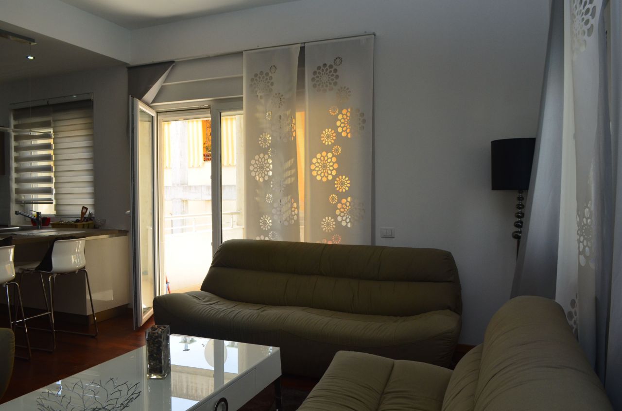 Bel appartamento di due camere da letto in affitto alla periferia di Tirana.