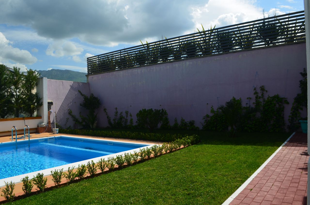 Grande villa in affitto a Tirana. Villa con piscina in affitto a Rolling Hills Residence.