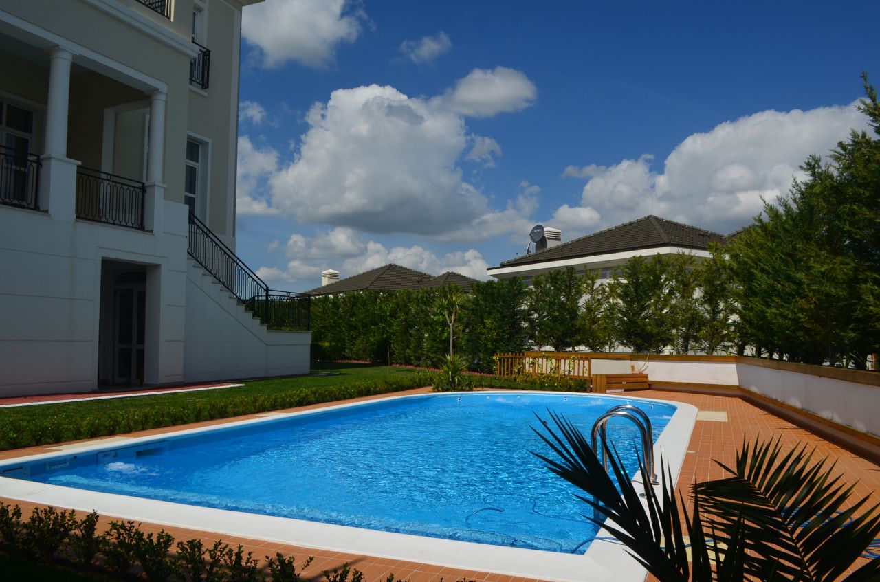 Villa di 3 piani con piscina e con un bel giardino in affitto a Tirana, Albania