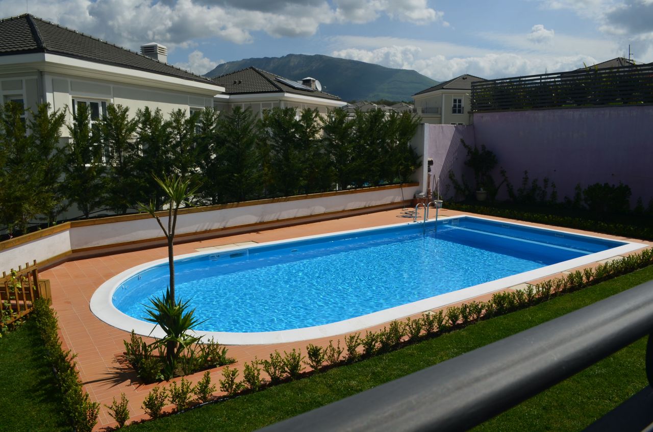 Grande villa in affitto a Tirana. Villa con piscina in affitto a Rolling Hills Residence.
