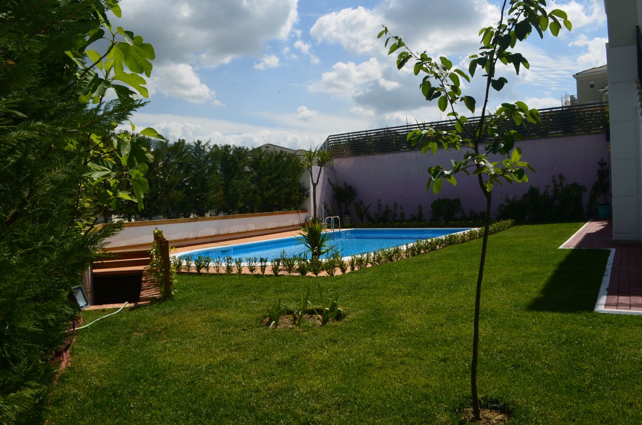 Vilë 3-kateshe me pishine dhe një kopsht të bukur me qira në Tiranë, Shqipëri