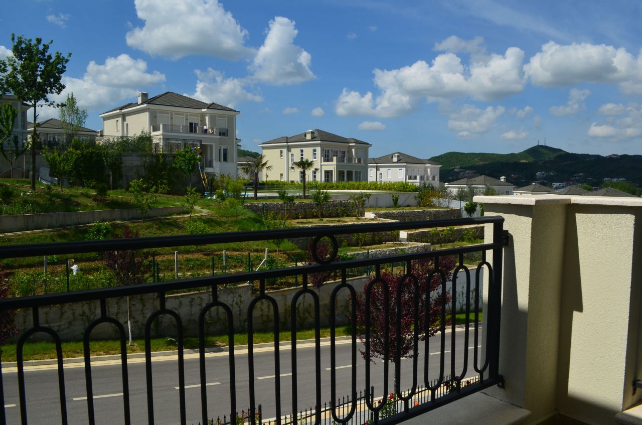 Villa di 3 piani con piscina e con un bel giardino in affitto a Tirana, Albania