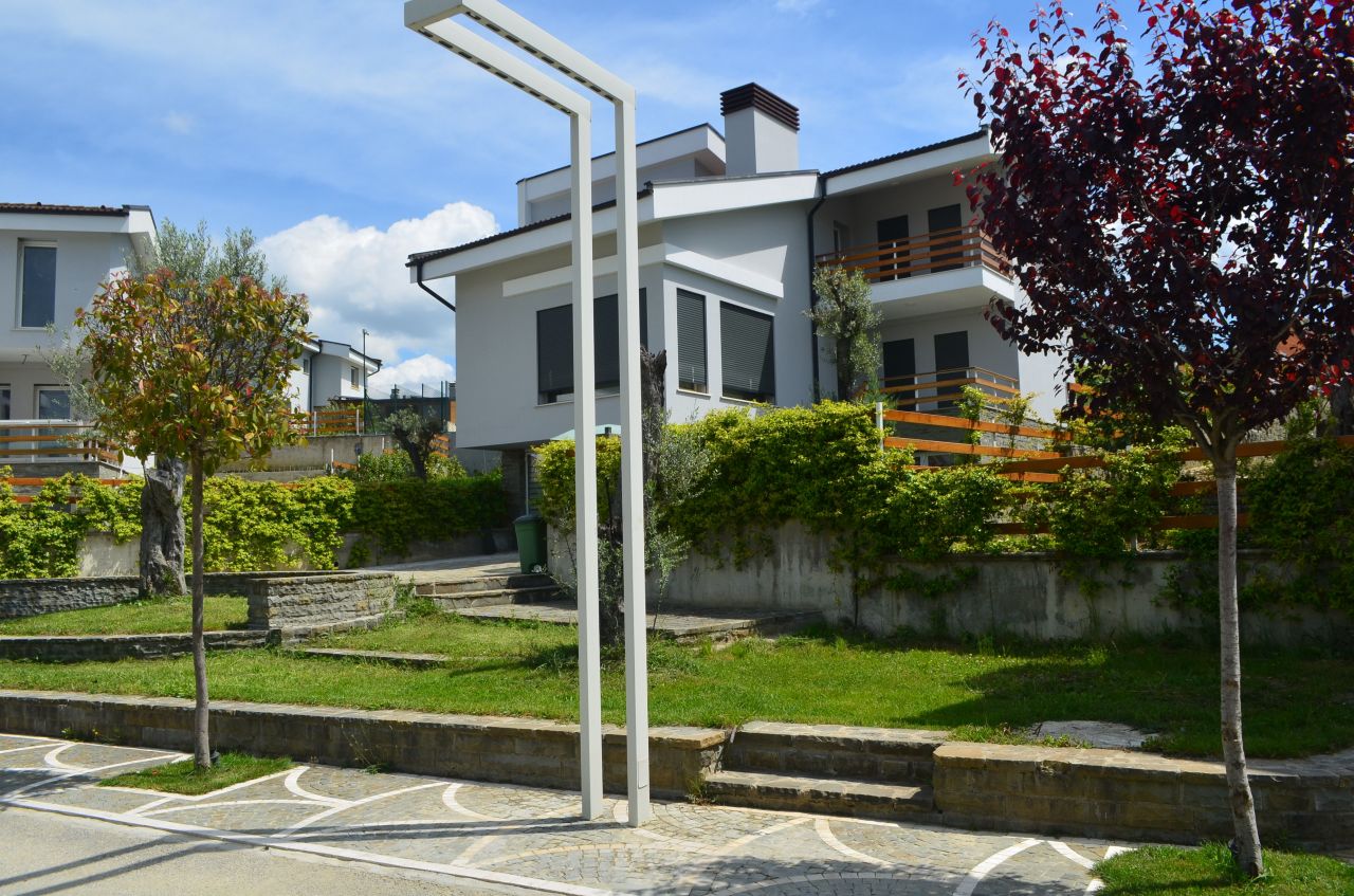 Bella villa e comoda in affitto periferia di Tirana.