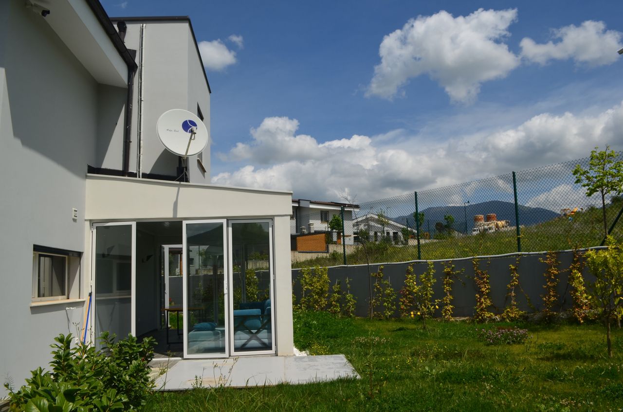 Vile e kendeshme dhe komode me qira ne Tirane. Vila ndodhet tek rezidenca Longhill.