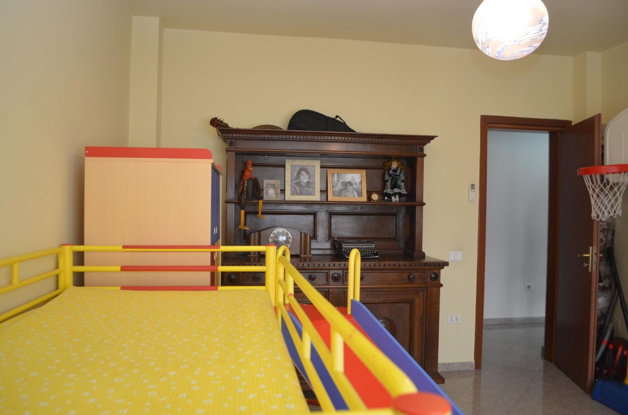Appartamento con tre camere da letto in affitto a Tirana.