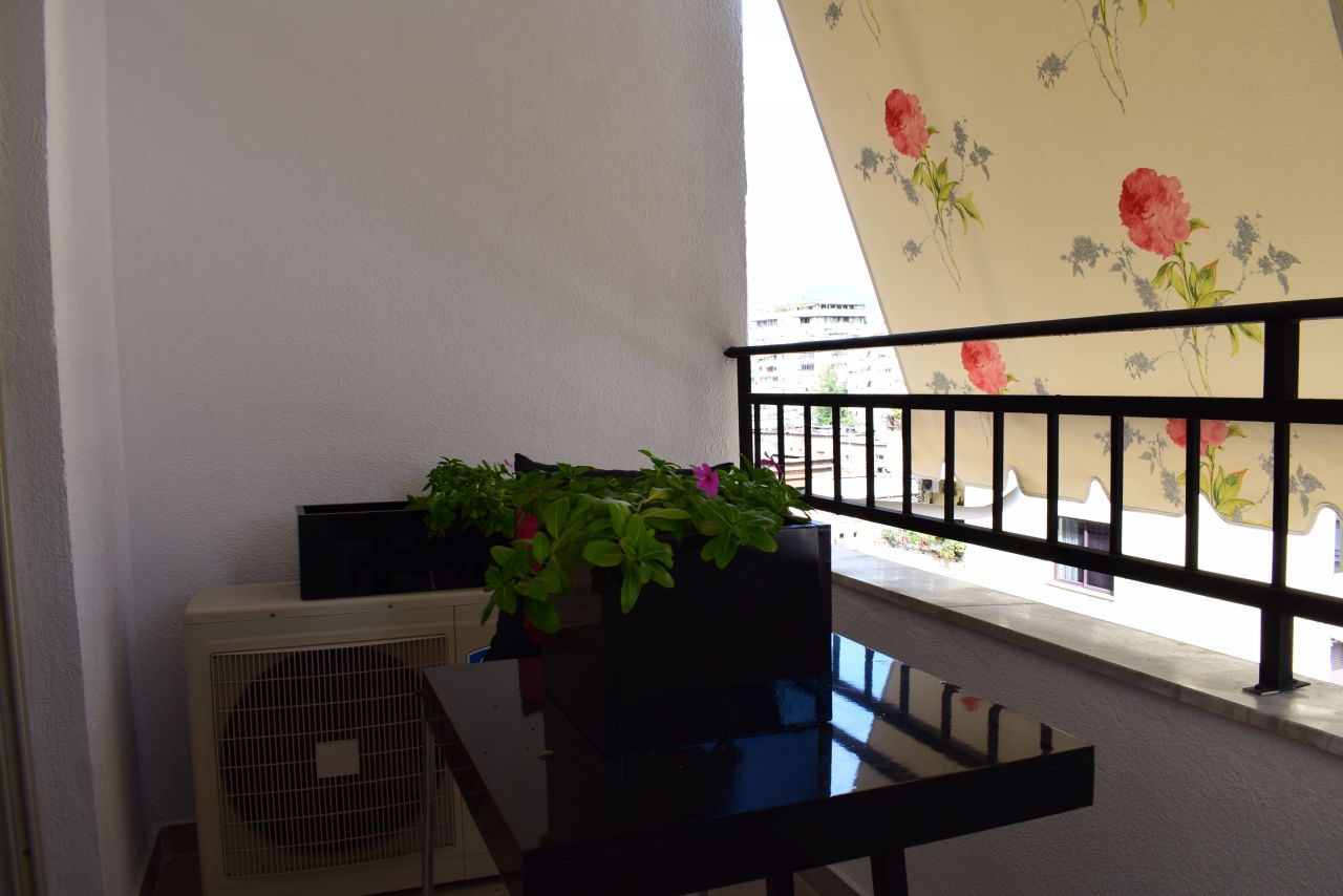 Apartament ne Tirane me Qira. Apartament Modern prane Shkolles Petro Nini