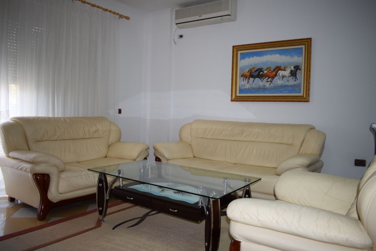 Apartament me dy dhoma gjumi me qira afer qendres se Tiranes