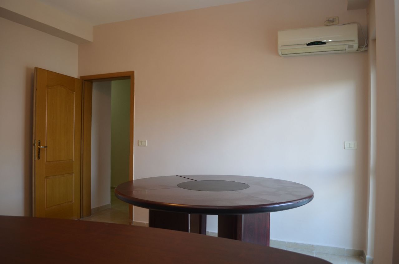 Spazio per uffici in affitto nella zona Blocco, a Tirana.