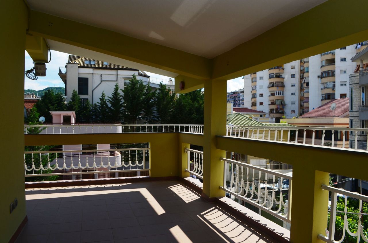 Villa con tre piani in affitto a Dinamo Complex, a Tirana