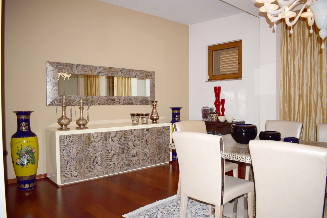 Splendida Villa in Affitto a Tirana in Condizioni Perfetti