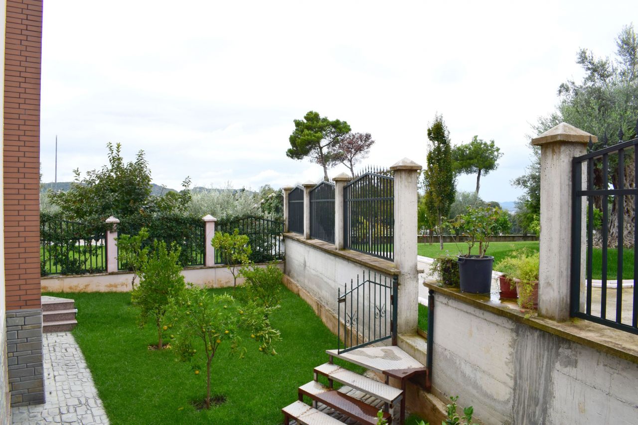 Splendida Villa in Affitto a Tirana in Condizioni Perfetti