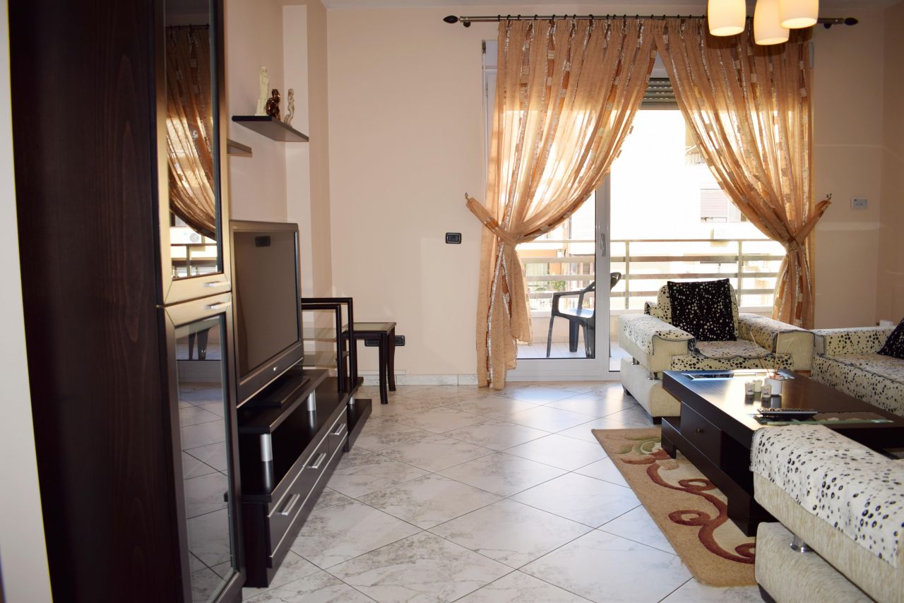 Apartament me dy dhoma gjumi me qira afer zones se Bllokut, ne Tirane 