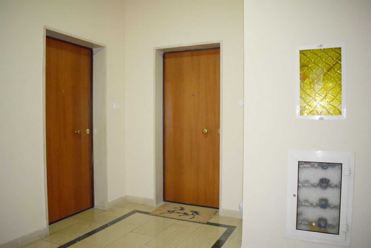 Apartament me dy dhoma gjumi me qira afer zones se Bllokut, ne Tirane 