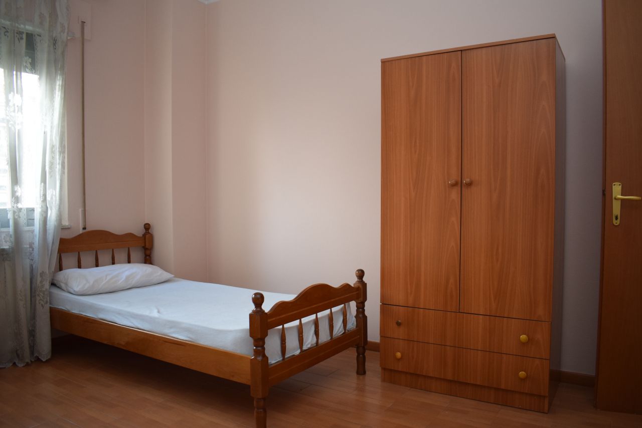Apartament me dy dhoma gjumi me qira afer bulevardit kryesor te Tiranes 