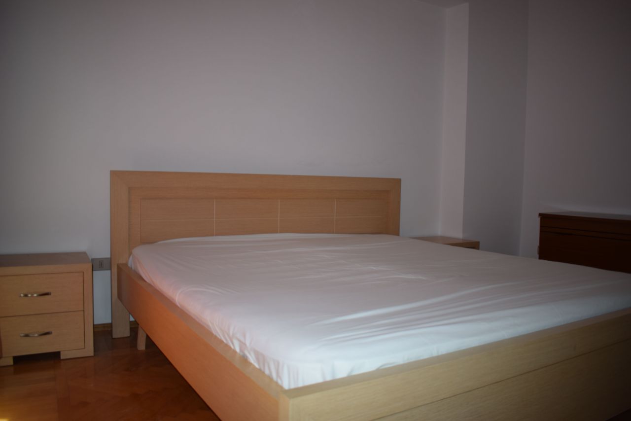 Dupleks me tre dhoma gjumi me qira ne zonen e Bllokut, ne Tirane