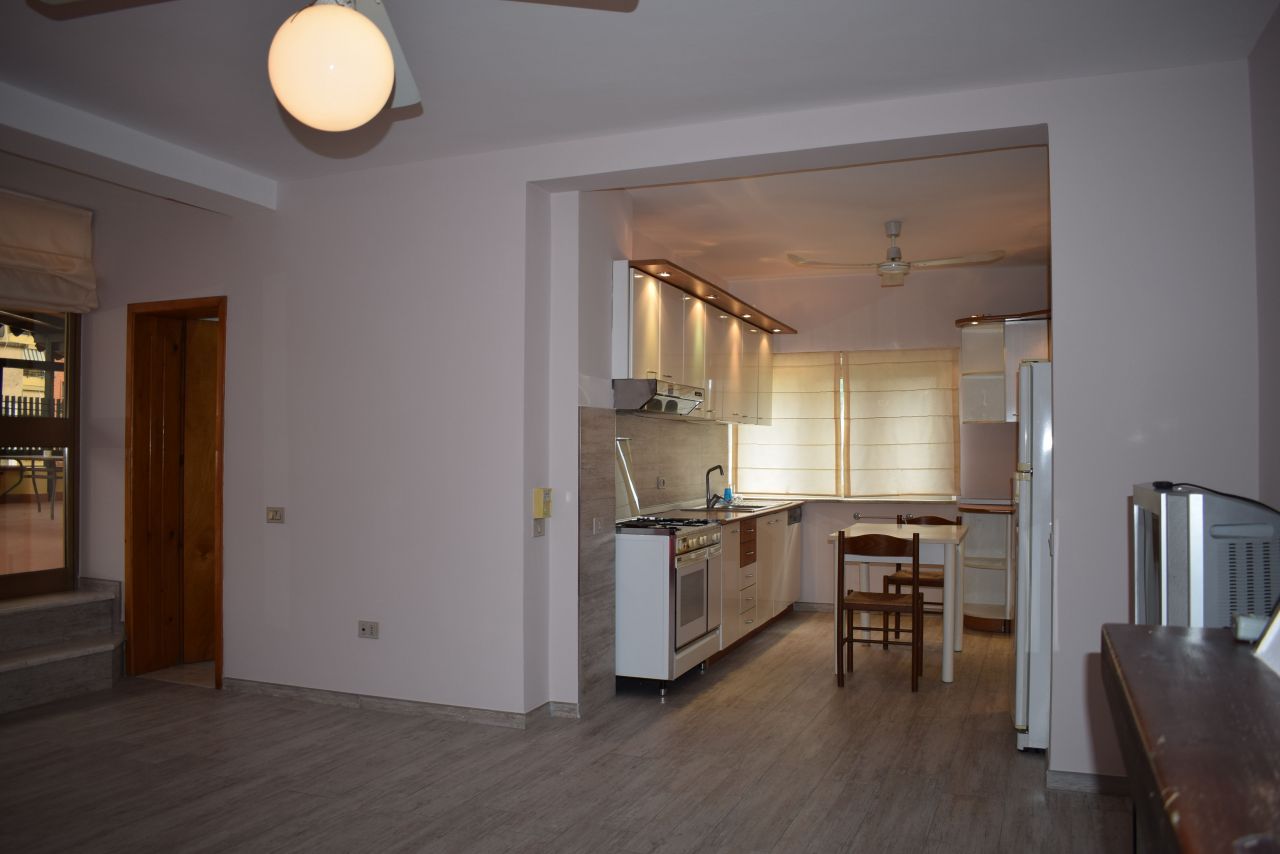 Duplex con tre camere da letto in affitto a zona di Blocco, a Tirana