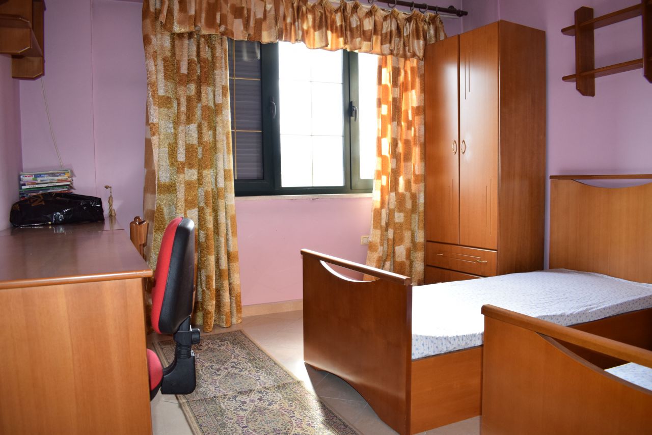 Apartament me tre dhoma gjumi te Kullat Binake, ne Tirane