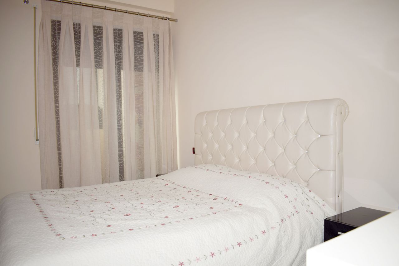Appartamento co due camere da letto, completamente arredato in affitto, a Tirana 