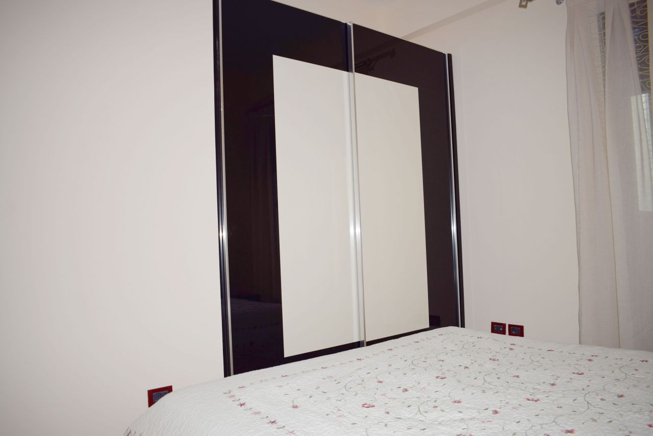 Apartament me dy dhoma gjumi, plotesisht i mobiluar me qira ne Tirane 