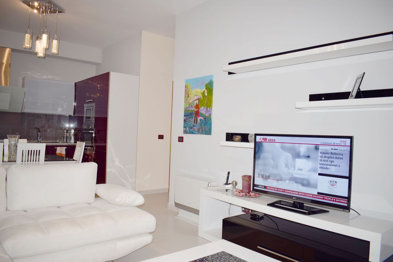 Appartamento co due camere da letto, completamente arredato in affitto, a Tirana 
