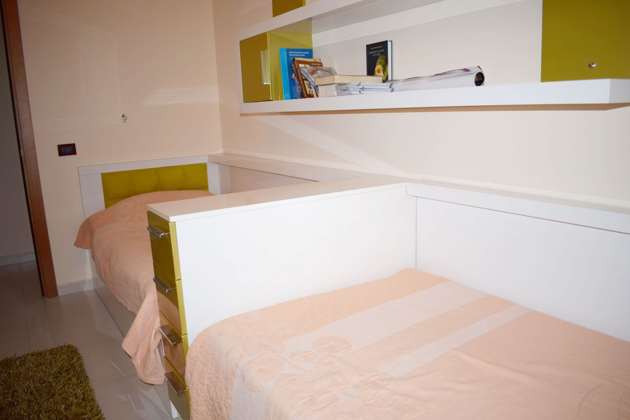 Apartament me dy dhoma gjumi, plotesisht i mobiluar me qira ne Tirane 